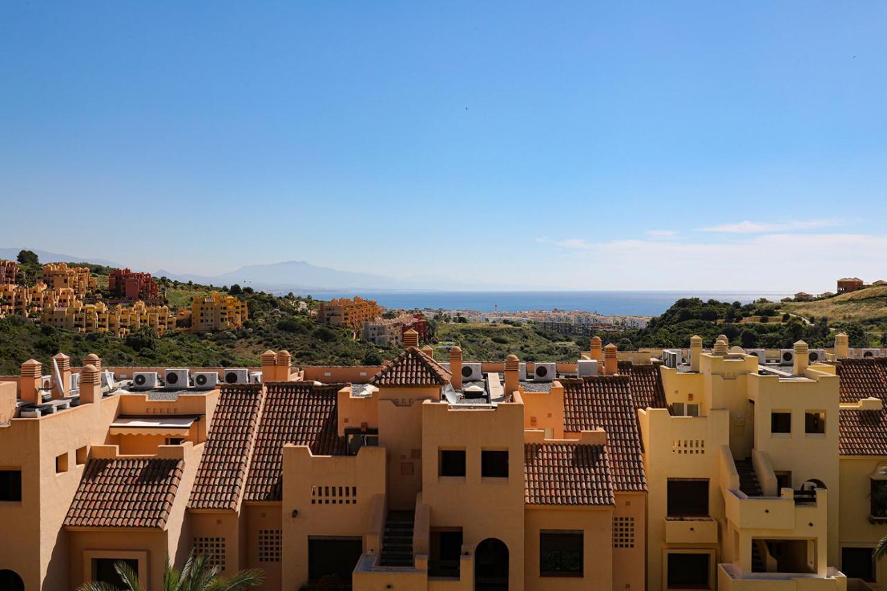 Duquesa Village Apartment - 2 Bed/2 Bath Apartment With Panoramic Sea Views Манилва Екстериор снимка