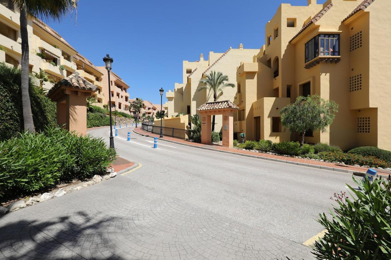 Duquesa Village Apartment - 2 Bed/2 Bath Apartment With Panoramic Sea Views Манилва Екстериор снимка