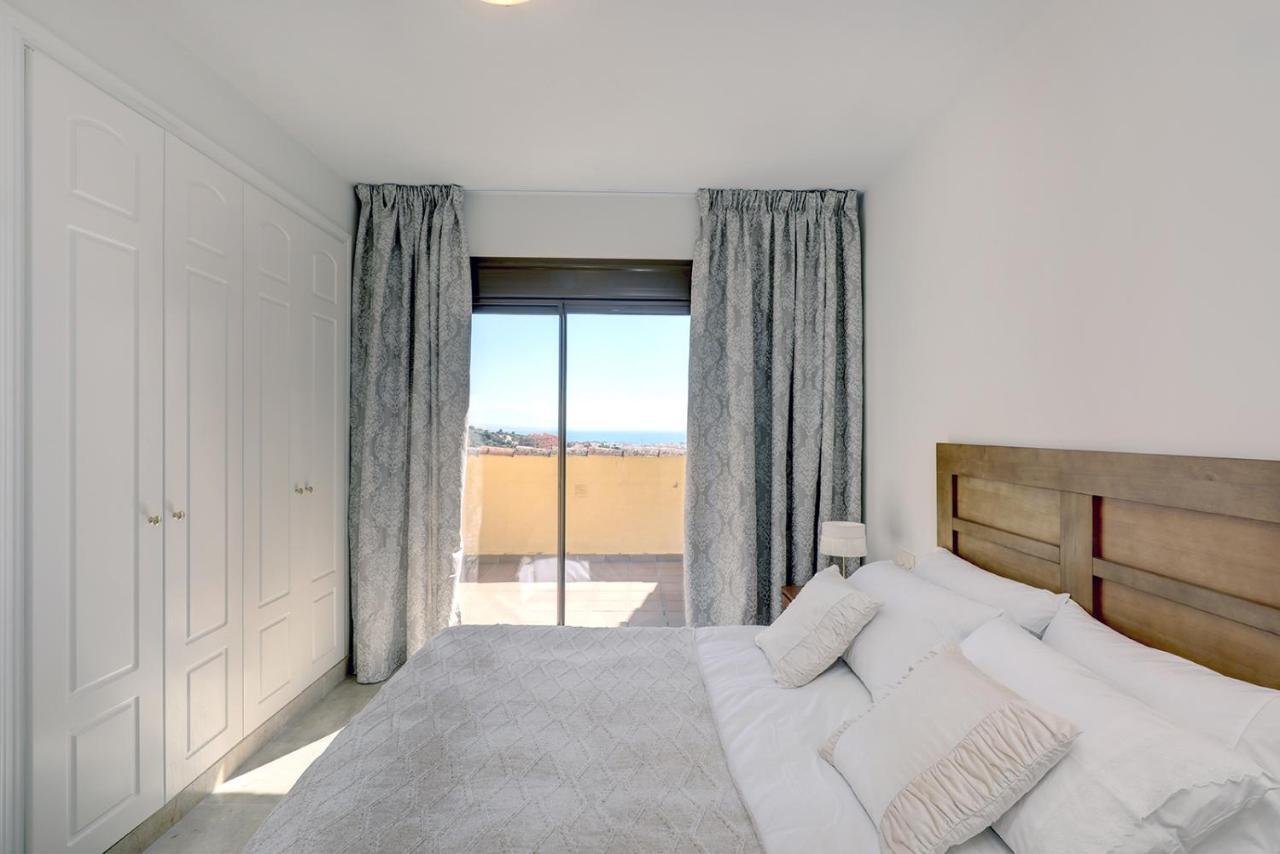 Duquesa Village Apartment - 2 Bed/2 Bath Apartment With Panoramic Sea Views Манилва Екстериор снимка