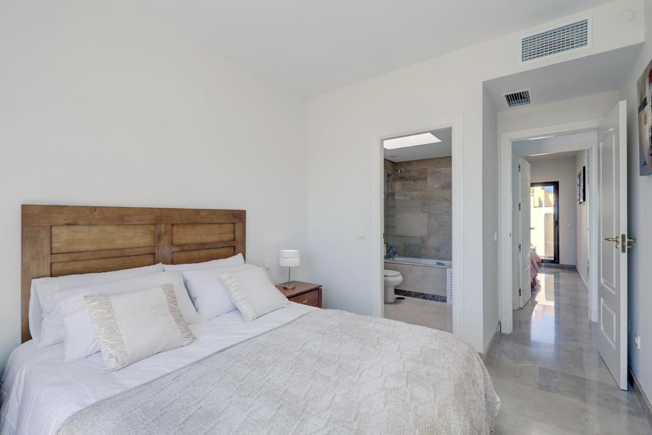 Duquesa Village Apartment - 2 Bed/2 Bath Apartment With Panoramic Sea Views Манилва Екстериор снимка