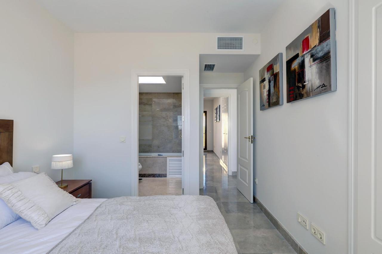 Duquesa Village Apartment - 2 Bed/2 Bath Apartment With Panoramic Sea Views Манилва Екстериор снимка