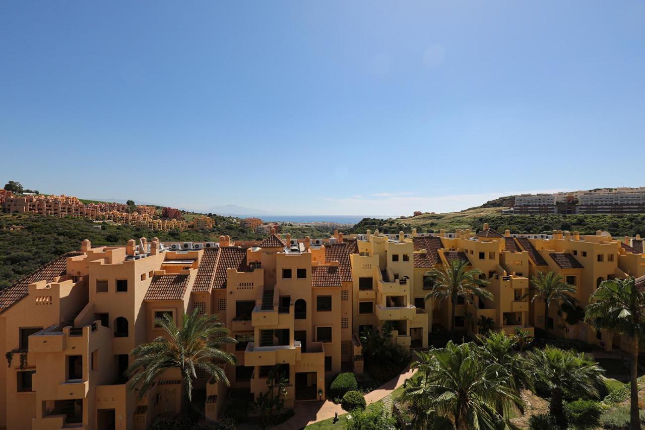 Duquesa Village Apartment - 2 Bed/2 Bath Apartment With Panoramic Sea Views Манилва Екстериор снимка